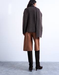 Model wearing Knitted oversized jumper with scarf in chocolate