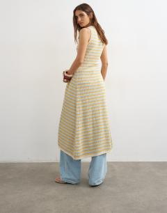 Model wearing Knitted pleated long line cardi in multi