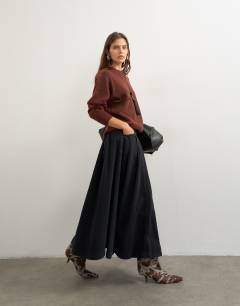 Model wearing Knitted pocket jumper in cinnamon