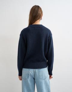 Model wearing Knitted pocket jumper in midnight