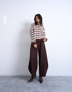 Model wearing Knitted polo in burgundy 