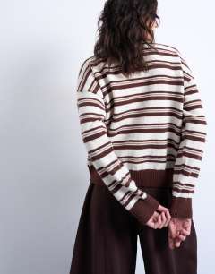 Model wearing Knitted polo in burgundy 