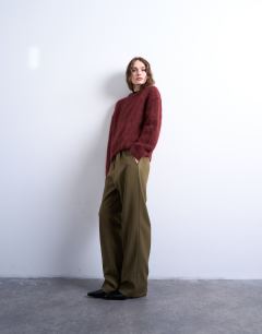 Model wearing Knitted premium alpaca crew neck boxy jumper in Burgundy