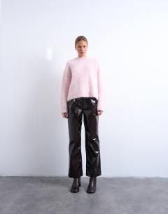 Model wearing Knitted premium alpaca jumper in pink
