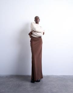 Model wearing Knitted raglan exposed seam jumper in oat