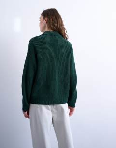 Model wearing Knitted rib double pocket jacket in green