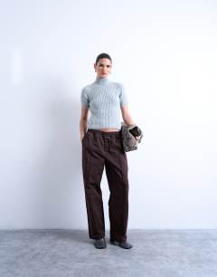 Model wearing Knitted rib short sleeve t-shirt in light grey 