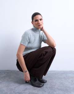 Model wearing Knitted rib short sleeve t-shirt in light grey 