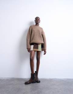 Model wearing Knitted ribbed balloon sleeve jumper in brown
