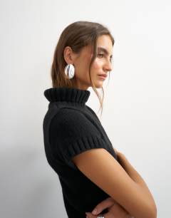 Model wearing Knitted ribbed funnel neck chunky short sleeve top in black