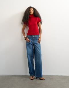 Model wearing Knitted ribbed funnel neck chunky short sleeve top in red