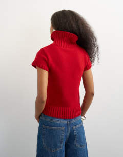 Model wearing Knitted ribbed funnel neck chunky short sleeve top in red