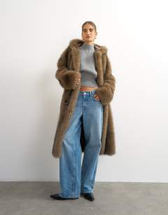 Model wearing Knitted rounder funnel neck tank in grey