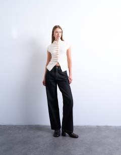 Model wearing Knitted ruffle button top in ivory