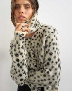 Model wearing Knitted scarf cardigan with wool in dalmatian
