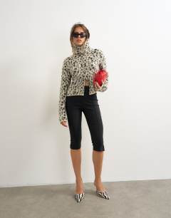 Model wearing Knitted scarf cardigan with wool in dalmatian