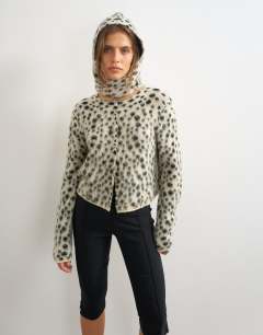 Model wearing Knitted scarf cardigan with wool in dalmatian