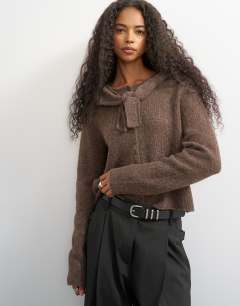 Model wearing Knitted scarf cardigan with wool in pecan