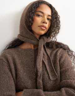Model wearing Knitted scarf cardigan with wool in pecan