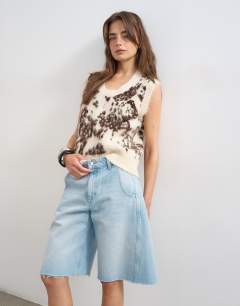 Knitted scoop neck animal lightweight vest in ivory