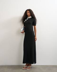 Model wearing Knitted short sleeve mandarin collar maxi dress with wool in black mono