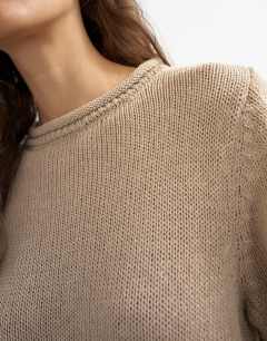 Model wearing Knitted short sleeve top with roll hem trims in mink brown