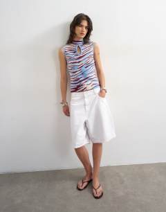 Model wearing Knitted sleeveless key hole animal print tank top in blue multi