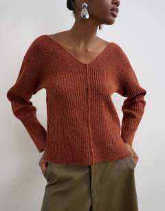 Model wearing Knitted slouchy rib jumper in cinnamon