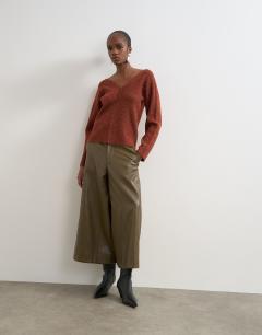 Model wearing Knitted slouchy rib jumper in cinnamon