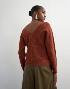 Model wearing Knitted slouchy rib jumper in cinnamon