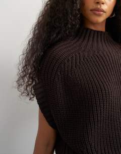 Model wearing Knitted slouchy short sleeve ribbed top with wool in tobacco