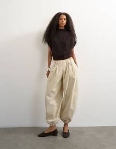 Model wearing Knitted slouchy short sleeve ribbed top with wool in tobacco