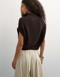 Model wearing Knitted slouchy short sleeve ribbed top with wool in tobacco