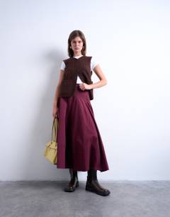 Model wearing Knitted stitchy pocket tank in brown