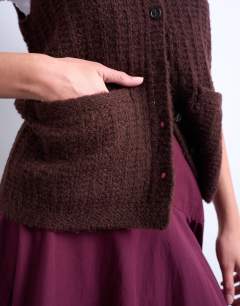Model wearing Knitted stitchy pocket tank in brown