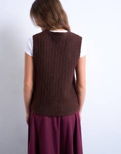 Model wearing Knitted stitchy pocket tank in brown
