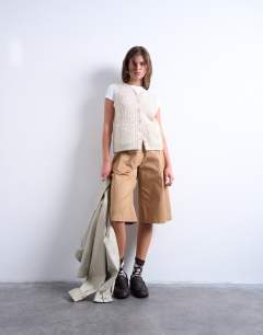 Model wearing Knitted stitchy pocket tank in oat