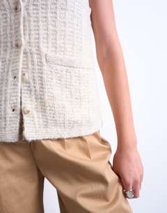 Model wearing Knitted stitchy pocket tank in oat