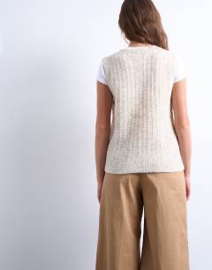 Model wearing Knitted stitchy pocket tank in oat