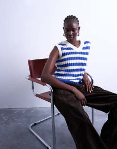 Knitted stripe vintage vest in blue