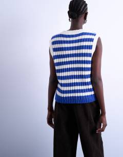 Model wearing Knitted stripe vintage vest in blue