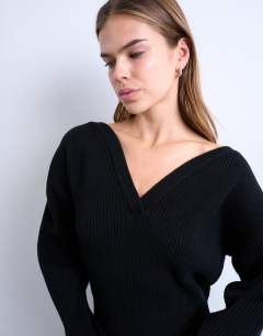 Model wearing Knitted sweetheart neck cinch waist jumper in black