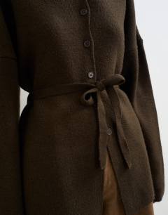 Model wearing Knitted tie back all needle cardigan in brown