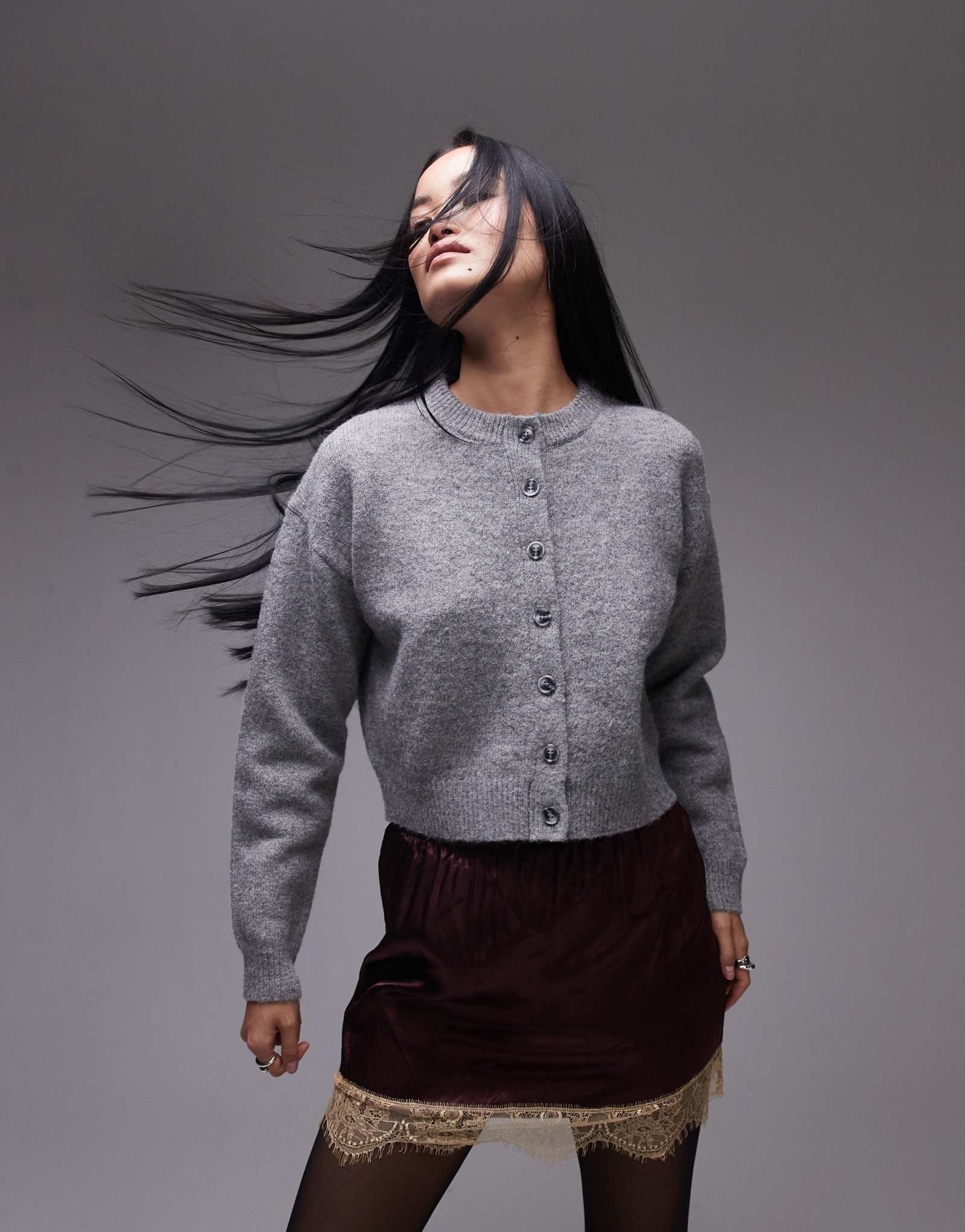 Вязаный кардиган Topshop ultimate micro cardi серого цвета 7790₽