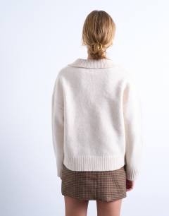 Model wearing Knitted v neck collar jumper in oat
