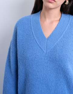 Model wearing Knitted v neck jumper in blue