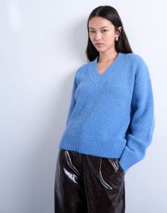 Model wearing Knitted v neck jumper in blue