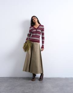 Model wearing Knitted v neck striped long sleeve top in burgundy