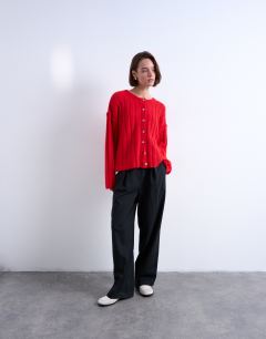 Model wearing Knitted wider rib cardigan in rust