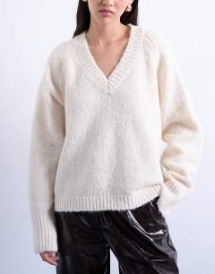 Model wearing Knitted wool blend fluffy v neck jumper in white